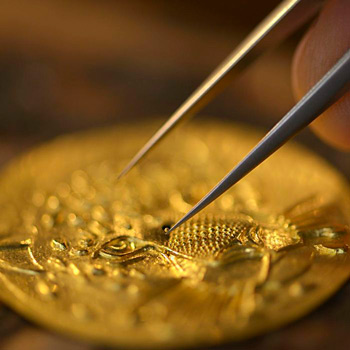 процесс изготовления циферблата часов Cartier Rotonde Panthere Granulation