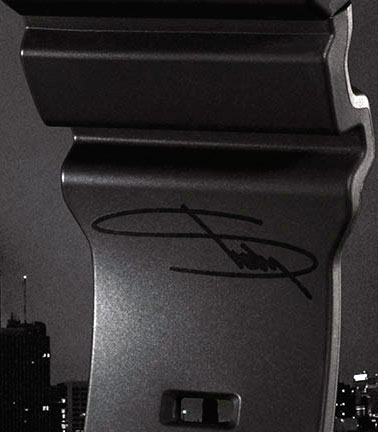 ремешок украшает подпись Маршалла Мэтерса – стилизованная буква «S»