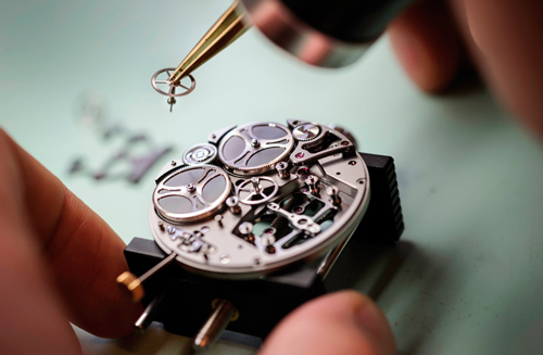 процесс сборки механизма часов Girard-Perregaux