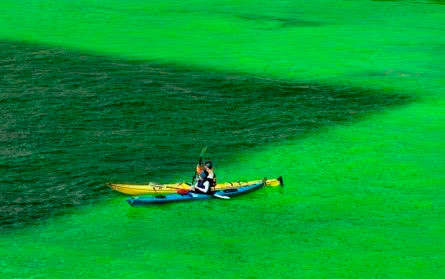 реку в Ирландии покрасили в зеленый