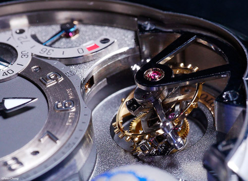 Наклоненный на 25° 24-секундный турбийон часов Greubel Forsey GMT