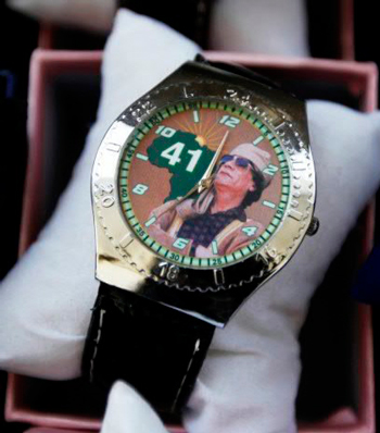 часы на циферблате которых изображен ливийский лидер Муаммар Каддафи