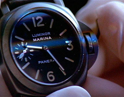 Кадр из фильма «Стиратель» - Шварценеггер заводит свои часы Panerai