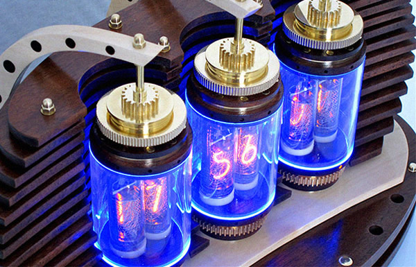 Настольные часы Lamina Nixie Clock из клена и грецкого ореха Настольные часы Lamina Nixie Clock из клена и грецкого ореха