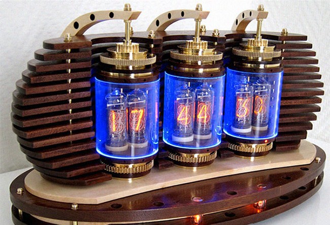 Настольные часы Lamina Nixie Clock из клена и грецкого ореха Настольные часы Lamina Nixie Clock из клена и грецкого ореха