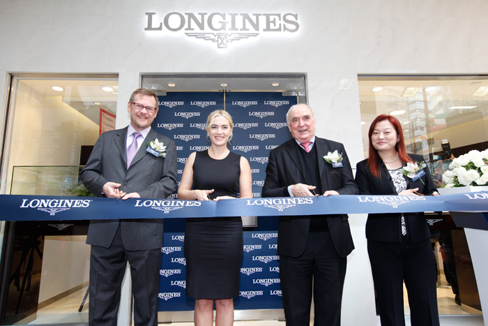 Кейт Уинслет открывает новый бутик Longines на Локхарт Роад. Вместе с Кейт Уинслет ленточку перерезают г-н Вальтер фон Кеннел, президент Longines, г-на Кевин Ролленхаген, управляющий директор Swatch Group в Гонконге, г-н Хуан-Карлос Капелли, вице-президент и глава международного отдела по маркетингу Longines и Карен О Юнг, вице-президент Longines в Гонконге