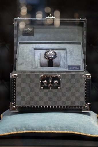 Часы в витрине нового ювелирно-часового магазина Louis Vuitton на Вандомской площади в Париже Часы в витрине нового ювелирно-часового магазина Louis Vuitton на Вандомской площади в Париже