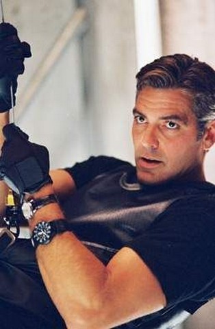 Одиннадцать друзей Оушена: Джордж Клуни с часами Luminox Original Navy SEAL 3901