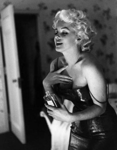 Мерлин Монро выбирает духи Chanel №5