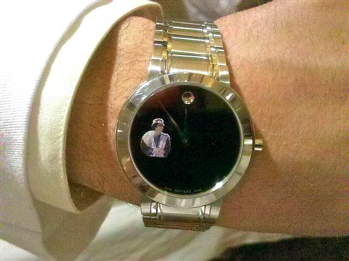 часы Movado на циферблате которых изображен ливийский лидер Муаммар Каддафи