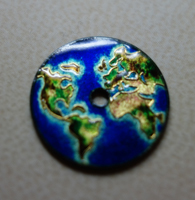 Крошечный циферблат из перегородчатой эмали, изображающий карту мира