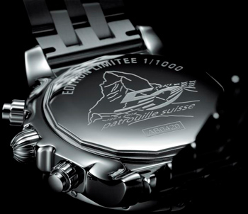 задняя сторона часов Breitling Chronomat 44 GMT Patrouille Suisse 50th Anniversary