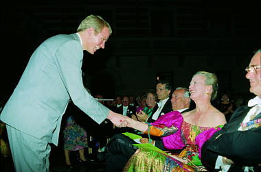 королева Маргрет поздравляет Флемминга Бо Хансена по случаю получения премии Св. Лойя