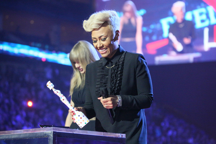 Эмели Санде получает приз на BRIT Awards 2013