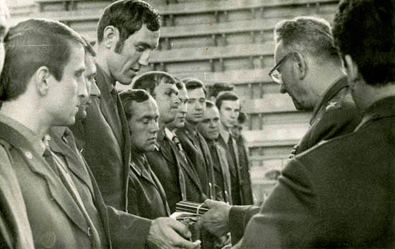Первая победа команды ЦСКА в чемпионате СССР, 1973 год. «Командирские часы» чемпионам вручает министр обороны СССР А.А. Гречко Первая победа команды ЦСКА в чемпионате СССР, 1973 год. «Командирские часы» чемпионам вручает министр обороны СССР А.А. Гречко
