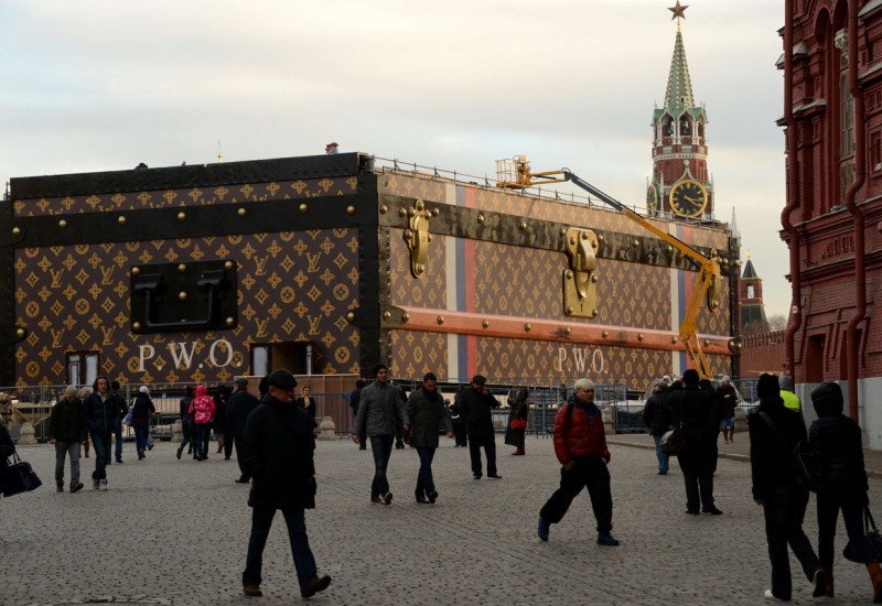 Самый большой в мире чемодан от Louis Vuitton на Красной площади