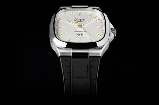Часы Seventies Panorama Date от Glashütte Original на ремешках 