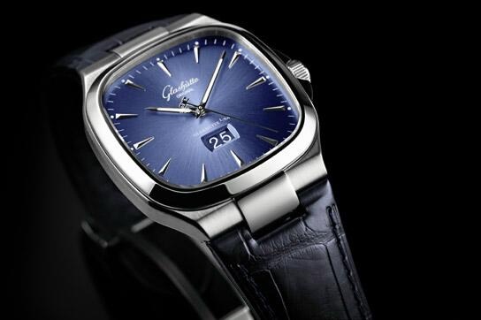 Часы Seventies Panorama Date от Glashütte Original на ремешках 