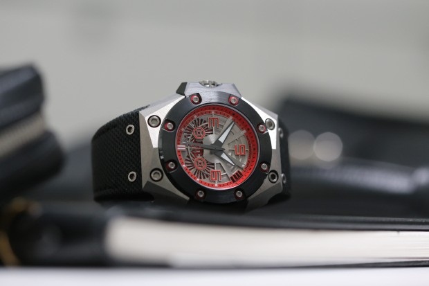 Часы Oktopus II Double Date Titanium Red от Linde Werdelin