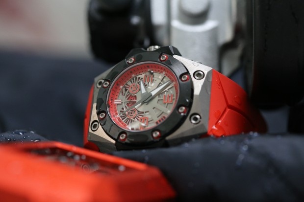 Часы Oktopus II Double Date Titanium Red от Linde Werdelin