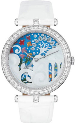 Любимая модель от Van Cleef & Arpels мастера-эмальера Доминик Барон — женские часы Jardin Italien de la Renaissance. На их циферблате каждый день происходят едва заметные изменения, позволяющие наблюдать смену времен года в итальянском саду эпохи Возрождения.