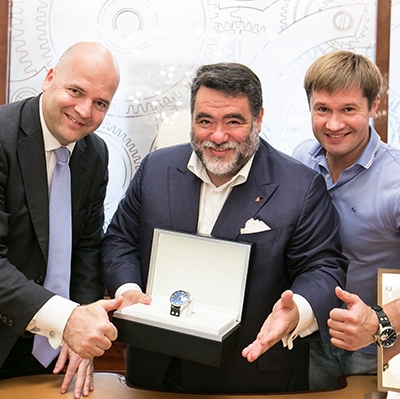 Часы под номером 28 были вручены Алексеем Немовым и бренд-менеджером IWC в России и странах СНГ Люком Рошеро Михаилу Куснировичу