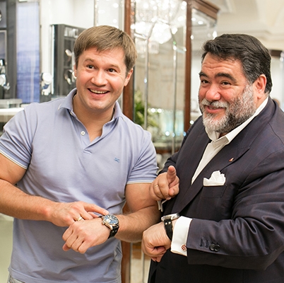 Часы под номером 28 были вручены Алексеем Немовым и бренд-менеджером IWC в России и странах СНГ Люком Рошеро Михаилу Куснировичу