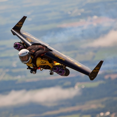 Ив Jetman Росси взлетел с Breitling