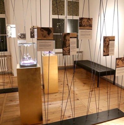 Презентация коллекции Pavonina от Glashütte Original в берлинской галерее Direktorenhaus