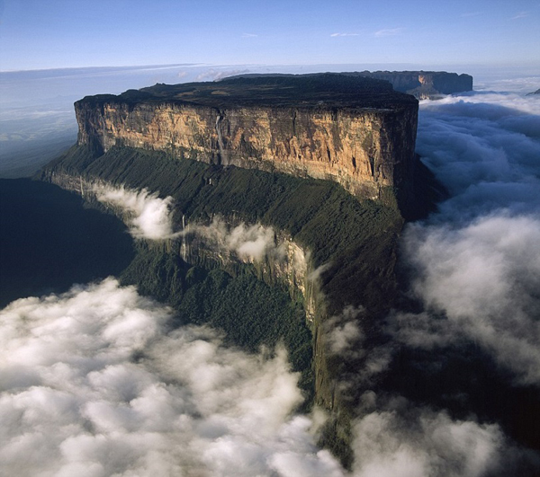 Самая высокая столовая гора Южно Америки, Рорайма. Вид с вертолета