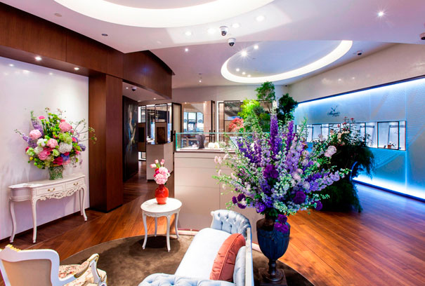 «Flower of Love»: День матери в тайваньском бутике Breguet