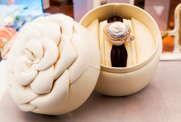 «Flower of Love»: День матери в тайваньском бутике Breguet