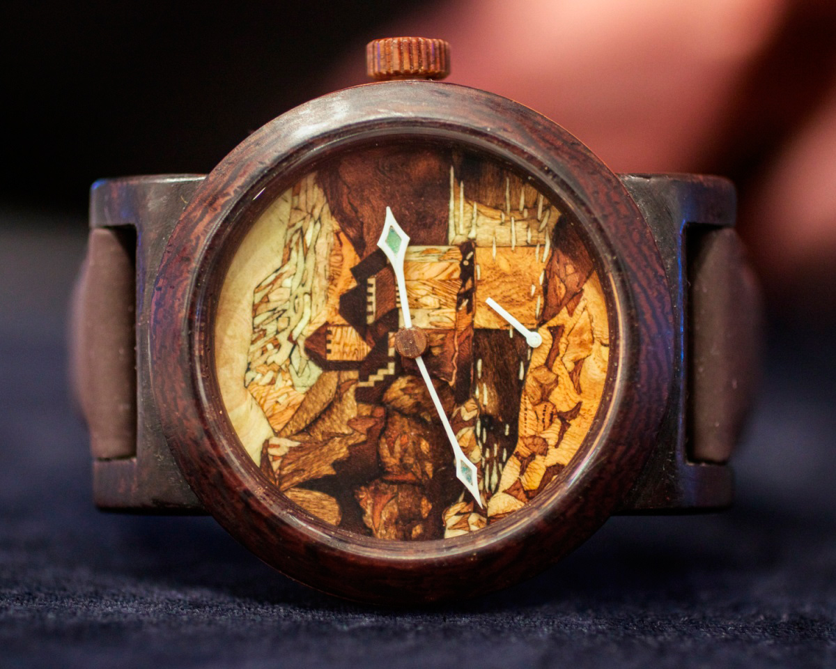 Валерий Даневич представляет свои деревянные часы 