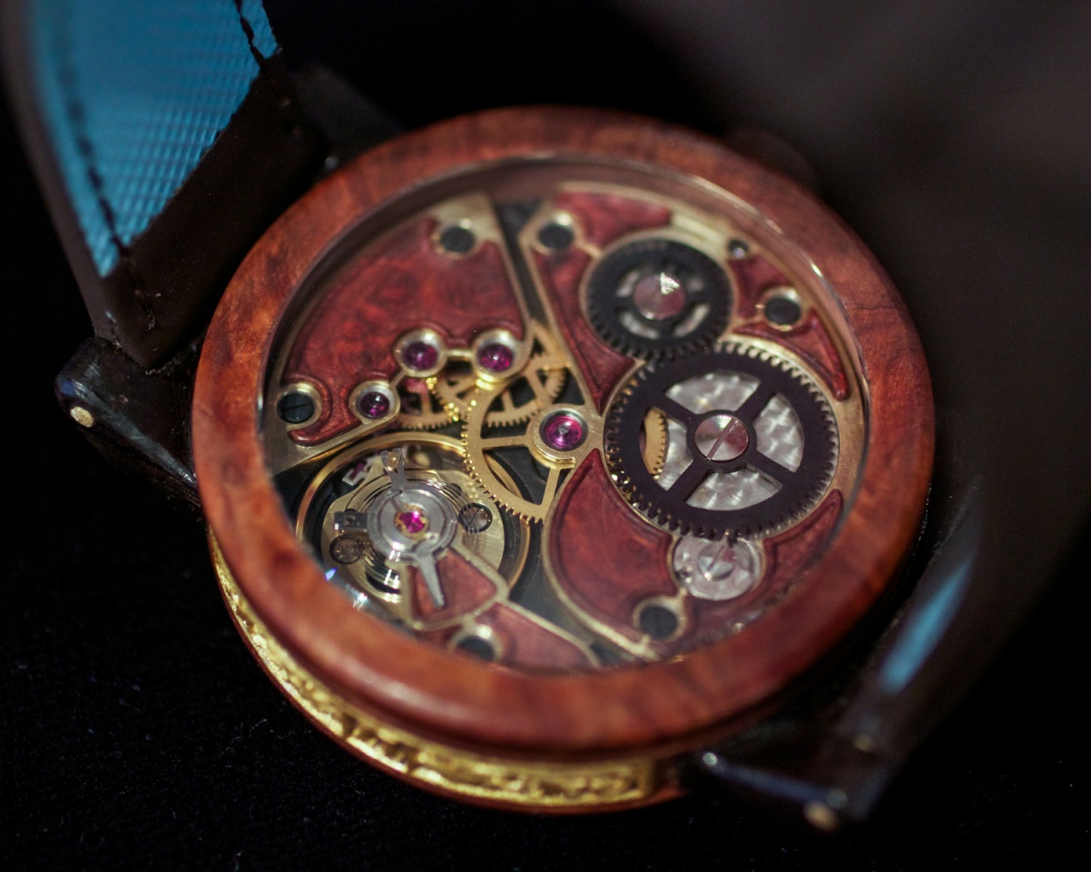 Валерий Даневич представляет свои деревянные часы 