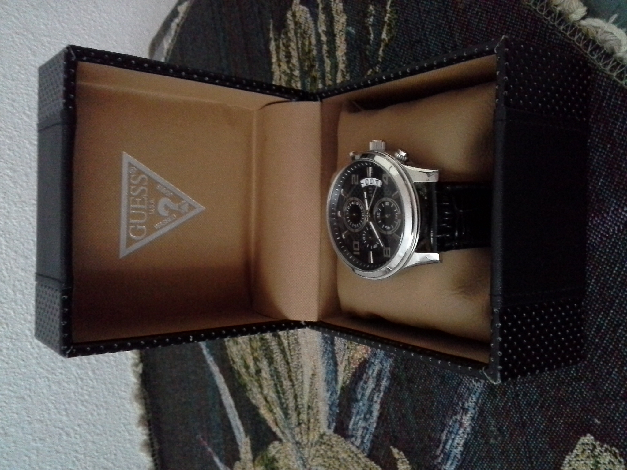 часы Guess w0076g1