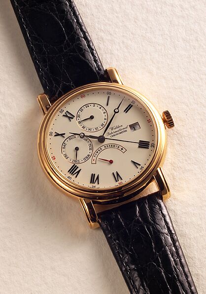 часы Waldan International Power Reserve Chronometer